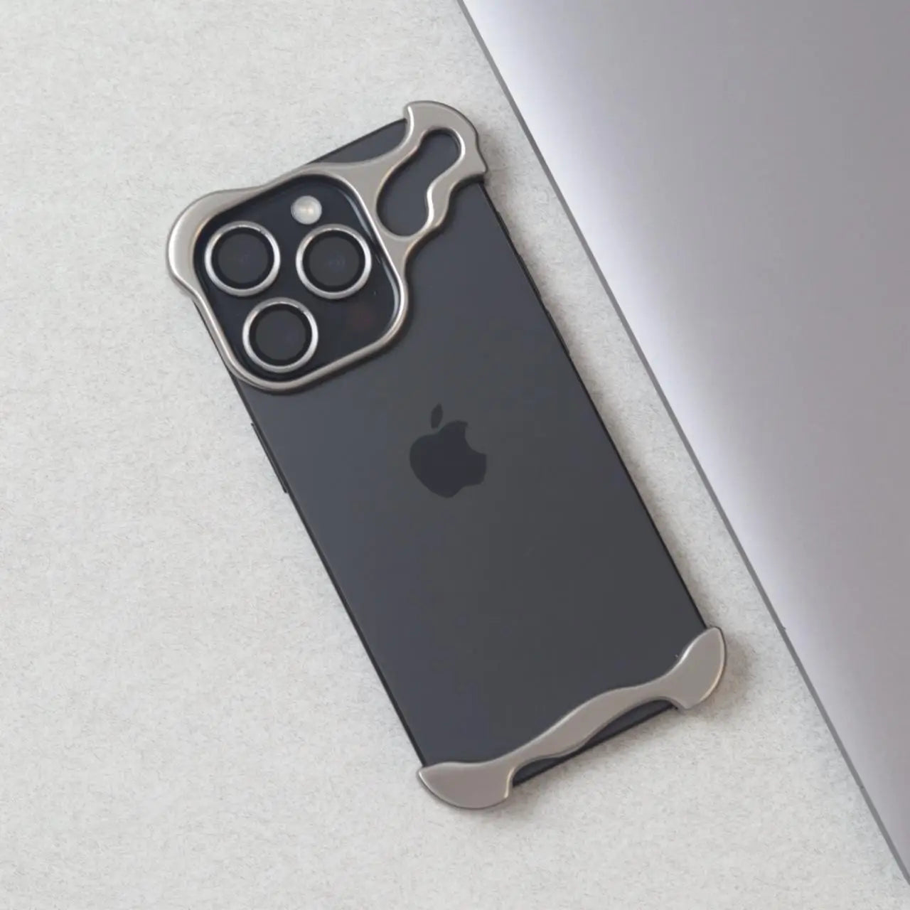 Funda protectora irregular de aleación de titanio para iPhone 15 12 13 14